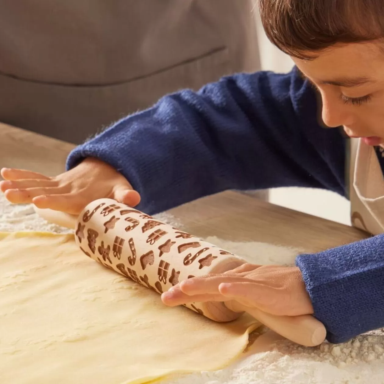 Gifi Rouleau à pâtisserie en bois gravé décor Noël Ø5x35cm< Préparation Culinaire