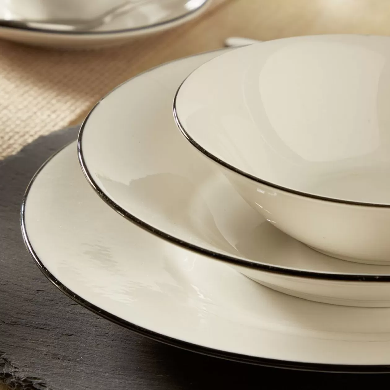 Service à vaisselle porcelaine blanc liseré noir 36 pièces>Gifi Discount
