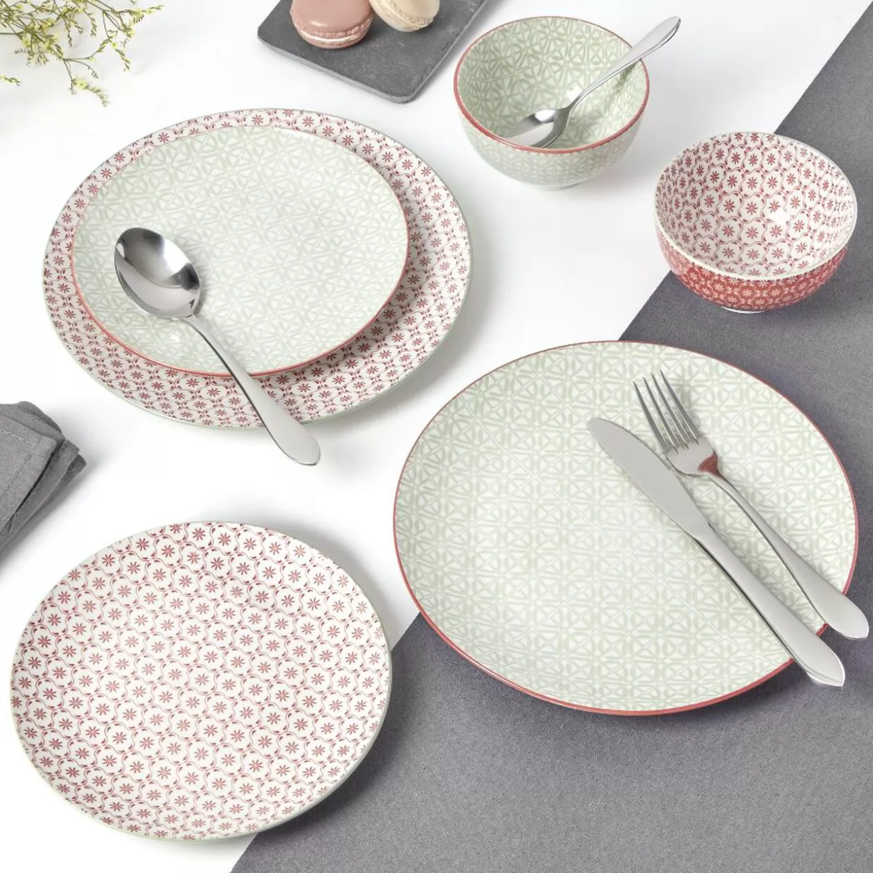 Service en porcelaine 18 pièces motif graphique beige et rouge>Gifi Shop
